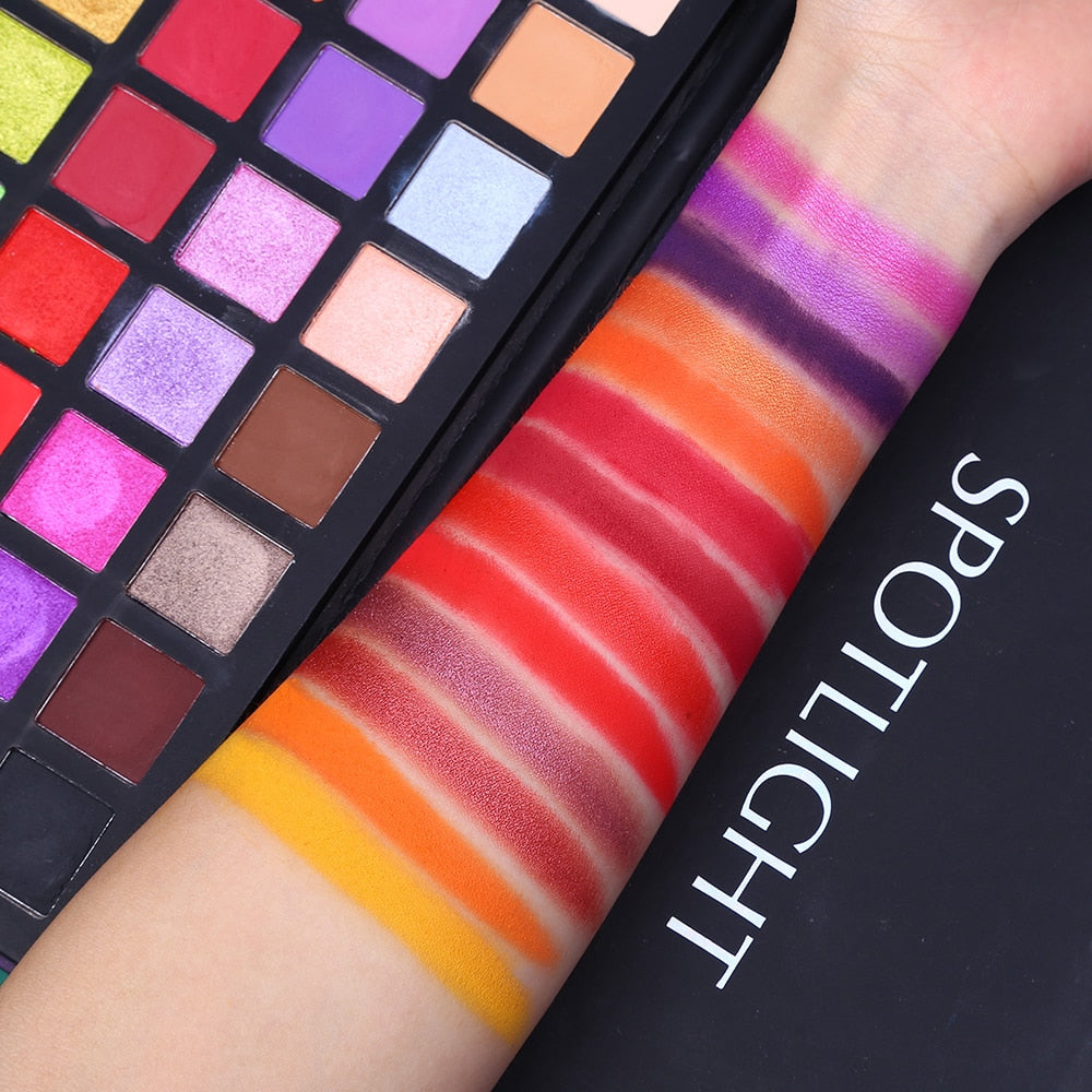 Spotlight 40 Color Eye Shadow Palette With Bruses